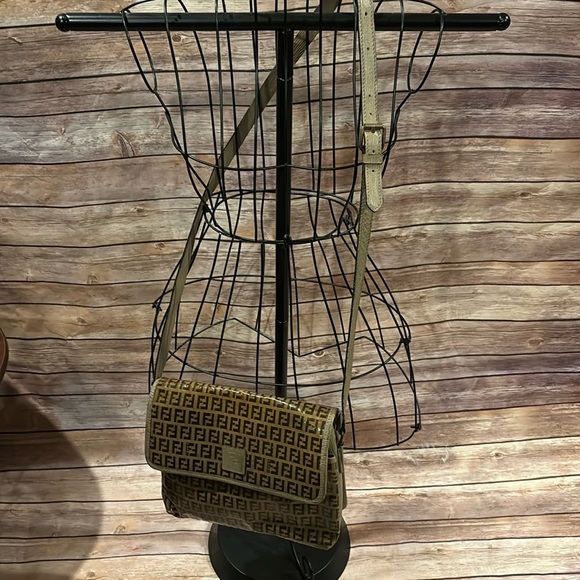 Fendi vintage bag 💼 lovers beautiful crossbody adjustable shoulder strap luxe - Picture 2 of 13